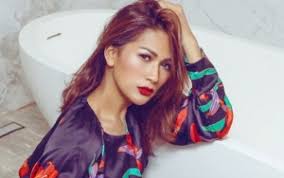 Ia merupakan mantan anggota grup vokal wanita dewi dewi dan mahadewi. Tata Janeeta Resmi Cerai Lagi Dari Mehdi Zati Ogah Bahas Harta Gono Gini