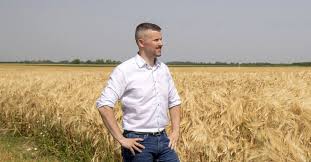 A telex készített interjút jakab péterrel, a jobbik elnökével. Jakab Peter Kiallt Egy Buzamezo Melle Messze Eltekintett Es Az Adoterheken Toprengett 168 Hu