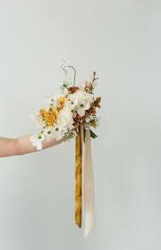 Romantic Style Inspiration For The Modern Minimalist Bride Wedding Bouquets Wedding Flower Inspiration Minimalist Bride