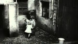 Mutter courage will sich bei einem rittmeister beschweren, weil soldaten bei der suche nach der regimentskasse waren in ihrem wagen zerstört haben. Bertolt Brecht Die Besten Zitate Des Meisters Youtube