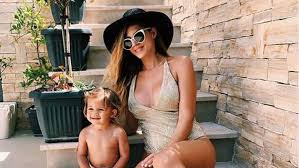 Harrison gained international recognition when she took a flight with nsa whistleblower edward snowden and remained with him for months in russia. Sarah Harrison Drama Um Tochter Mia Rose Intouch