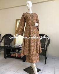 Pola baju belah panjang ini masih bersifat 'mengurungkan' anggota badan. Koleksi Tradisional Klasik R S F G Edisi Khas Kebaya Riau Pahang Dan Kurung Johor Riau Fabric En Fashion Clothes Women Muslimah Fashion Outfits Batik Dress