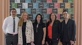 ארץ נהדרת עונה 18, עונה חדשה עם כל המערכונים, החיקויים והדמויות האהובות מתוכנית הסאטירה האהובה בקשת 12. X667porsdk0vum