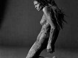 Heidi Klum nackt und schlammig