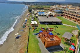 Κινηθείτε στα πολύβουα σοκάκια της πόλης με τα αριστοκρατικά καφέ και τις πανάκριβες μπουτίκ, όπως του christian dior, βγάλτε φωτογραφίες στον παλιό πύργο του λιμανιού. Kiani Beach Resort Luxury Hotels And Holidays Going Luxury