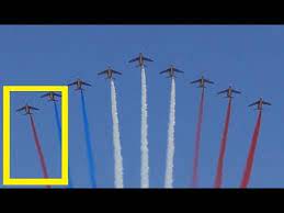 Le pilote de l'alphajet n°9, à gauche sur l'écran, pensait avoir dans ses cuves du blanc et du bleu alors qu'en réalité on lui avait chargé du bleu et du rouge. Erreur De Couleur Lors Du Survol Par La Patrouille De France Le 14 Juillet 2018 Defile Militaire Youtube