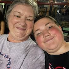 Hello I'm looking to see if there's any bakers who do the heart shape cakes  that are trending or any of the cool cakes that are trending and deliver  thank you