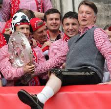 He is known for his work on match of the day (1964), international champions cup 2014 (2014) and uefa champions league (1994). Fussball Bayern Trainer Van Gaal Zog Vor Den Spielern Blank Welt