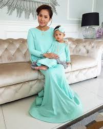 Penyanyi elly mazlein sebentar tadi memuat naik video yang agak mengejutkan dengan mendedahkan bekas suaminya itu ingin memenjarakan beliau atas alasan ekoran itu, elly melahirkan rasa syukur kerana keadilan telah berpihak kepadanya. Elly Mazlein Terus Pejuang Hak Anaknya Tuntut Nafkah Tertunggak Daripada Bekas Suami