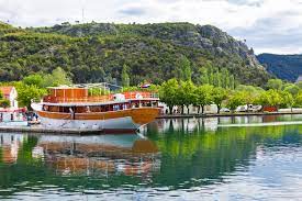 Villa joe can accommodate up to 8 guests in 3 stylish, double bedrooms, one having a private bathroom. Bilice Norddalmatien Reisefuhrer Von Bestofcroatia Eu