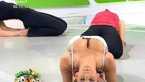 Roxana vancea a purtat niste pantalonasi prea scurti in sceneta asta si.! Roxana Vancea Le A Aratat Telespectatorilor Sanii La Matinalul De