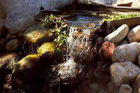 Egal ob in natürlicher oder in künstlicher form, bringt der wasserfall immer das gleiche harmonische gefühl, was man sich entspannen lässt. Wasserfall Im Garten Als Brunnen Tipps Zum Selberbauen Anleitung