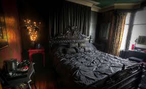 Creating An Elegant And Dark Gothic Bedroom Style Gothic Decor Bedroom Gothic Bedroom Furniture Gothic Bedroom