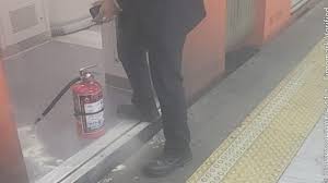 Metro CDMX: Muletas Provocan Cortocircuito en Moctezuma Línea 1