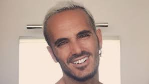 Un impegno non da poco che porterà la conduttrice a occupare il piccolo. Chi E Fabrizio Prolli L Ex Marito Di Veronica Peparini Tristemondo It