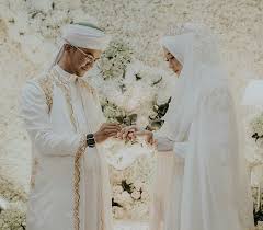 Desain baju muslimah adalah aplikasi kumpulan model baju muslim untuk wanita dengan desain modern yang bisa anda jadikan sebagai referensi untuk membuat atau membeli baju muslimah masa kini. Gaun Pengantin India Islam Info Kece