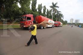 Beberapa hari menjelang lebaran mogok kerja serentak digelar awak mobil tangki pertamina. Polisi Dua Truk Tangki Pertamina Yang Dibajak Dibawa Ke Area Unjuk Rasa