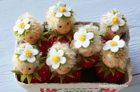 Seizoentafel Zomer Aardbei Popjes Van Vilt Waldorf Nature Table Summer Jahreszeitentisch Sommer Erdbeer Puppchen Aus Filz Essen Kinder Filzen