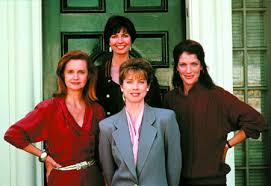 She belongs to american nationality and as far as her ethnicity is concerned, kurtz holds white american. Sisters Sisters Foto Julianne Phillips Sela Ward Swoosie Kurtz 2 No 3 Adorocinema