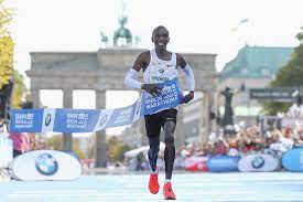 The olympic men's record is 2:06:32. Kipchoge Breaks Marathon World Record In Berlin With Stunning 2 01 39 Report World Athletics