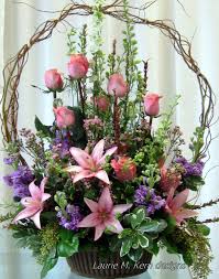 Willow Basket Filled With Pink Lilies Pink Rose Buds Assorted Greenery Bellos Arreglos Florales Arreglos Florales Creativos Arreglos Funerales