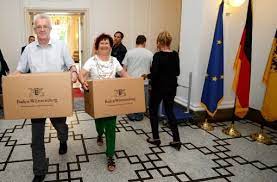 1991, nur 2 jahre nach dem mauerfall, setzte sich die schwarze eule auf gelbem grund als gesamtdeutsches zeichen für naturschutzgebiete durch. Clay Haus In Stuttgart Winfried Kretschmann Packt Beim Umzug Mit An Stuttgart Stuttgarter Nachrichten