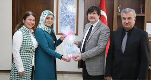 Bir Sevgi Bir Ilmek Atolyesi Nden Rektor Yardim A Ziyaret Sinema Universite