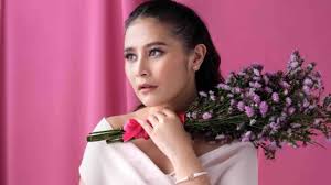 Prilly si koki cilik setelah menjalani program pertamanya, berlanjutlah prilly ke program berikutnya hingga mulai dikenal sebagai artis cilik pendatang baru. Biodata Prilly Latuconsina Artis Multitalenta