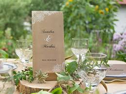 Dazu gehören auf jeden fall schön gestaltete tischkarten, passend zum anlass. Die Rustikale Tischdeko Mit Holz So Gelingt S Myprintcard