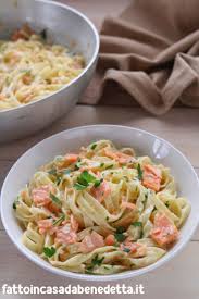 La pasta al salmone è fatta con salmone affumicato: Tagliatelle Salmone E Panna Ricetta Facile Ricette Pasti Italiani Ricette Facili