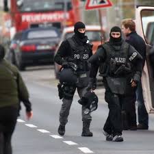 20 und 27 jahre alt) festgenommen. Mann Droht Mit Sprengung Polizei Grosseinsatz In Leverkusen Welt News