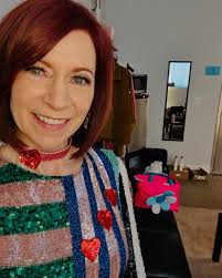 Elsbeth 第2 季! 我們度過了多麼火花的美好時光- 謝謝你,最棒的團隊!! 非常愛你們,迫不及待想在今年夏天的某個時間開拍第三季。  與此同時,我們還有