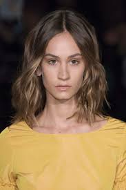 Scopri 3 acconciature semplici ma efficaci . Acconciature Per Capelli Mossi Il Segreto Delle Donne Sempre Eleganti Archzine It