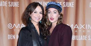 Skådespelaren happy jankell växte upp tillsammans med sin mamma, journalisten annika jankell. H M Miljardaren Stortforalskad I Felice Jankell Stoppa Pressarna Kandisar Kandisnytt Hant Extra Se Hor Noje