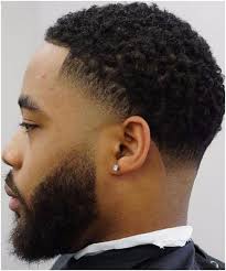 Tatsächlich werden afro frisuren für jungs und afrofrisuren für mädchen genau so aufwendig wie die der erwachsenen gestylt. Frisuren Fur Schwarze Manner Mit Kurzen Haaren Schone Lockige Afro Frisur Haarschnitte Frisuren Fur Schwarze Manner Haarschnitt Manner Schwarze Manner Frisuren