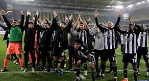 Fenerbahçe'nin beşiktaş karşısında üstünlüğü devam ediyor.i̇ki takım da oldukça kritik karşılaşmada mutlak galibiyet istiyordu. Besiktas Fenerbahce Yi 18 Mac Sonra Yendi Son Dakika Haberleri