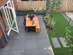 kindvriendelijke tuin met kunstgras en grote tegels tuin met kunstgras landschapsontwerp kleine achtertuin tuin