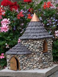 Wow Effekt Mit An Plastikflasche Geklebten Steinen Welch Ein Grossartiges Feenhauschen Jardinage De Fee Decoration Jardin Jardin De Fees
