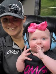 Can anyone move her hand in this photo?