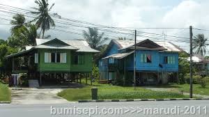 Rumah bertiang tinggi adalah rumah yang dibina di atas permukaan tanah atau air. Marudi P1050444 Resize Bumisepi Com