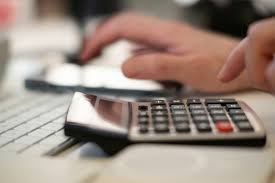 Persona usando calculadora de interés compuesto en ordenador para planificar su jubilación