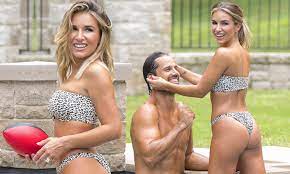 Jessie james decker details 'unbearable' pain from 'pinched nerve' and talks constant migraines. Jessie James Decker And Husband Eric Frolic In Pool Daily Mail Online