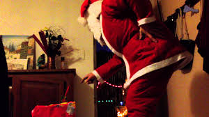 Le Pere Noel Apporte Les Cadeaux Youtube