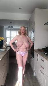 Annabelle gets naked