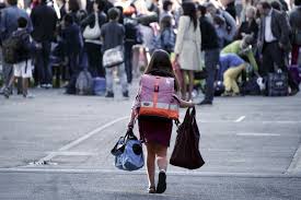 Tous les épisodes de la série télé les chemins de l'école. Un Cartable Reflechissant Pour Etre Mieux Protege Sur Le Chemin De L Ecole