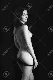 Mujer Desnuda Mirando Hacia Atrás Que Desnuda Sobre Fondo Negro, Blanco Y  Negro Fotos, retratos, imágenes y fotografía de archivo libres de derecho.  Image 66031635