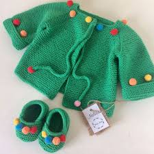 Bir Kere Daha Cok Severek Ordugum Yesil Ponponlu Hirkamiz Bu Sefer Makosen Patiklerinide Ekledik Minik Crochet Baby Clothes Knitted Baby Clothes Baby Knitwear