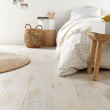 Un carrelage effet parquet chêne blanchi en grès cérame porcelainé qui imite le. Un Parquet En Chene Blanc Pour Une Chambre Au Style Naturel Leroy Merlin