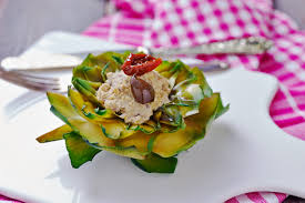 Si tratta di cuori di carciofo farciti con pangrattato e formaggio, i quali vengono cotti in una salsa di pomodoro arricchita da piselli. Carciofi Ripieni La Taverna Degli Arna