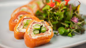 Recette De Roulade De Saumon Fume Au Jambon Zeste Recipe Food Therapy Food Finger Foods
